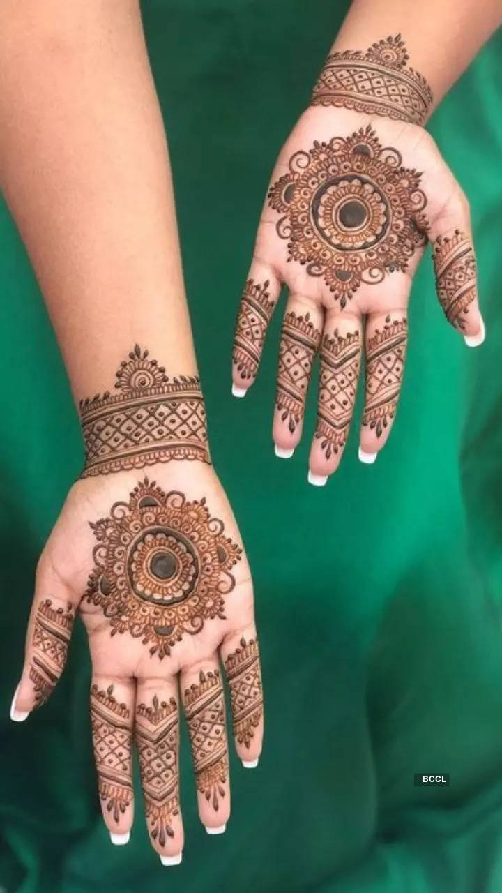 White Henna Mehndi with Nail Art for Asian Bridal / Temporary Tatto Body Art  Stock Image - Image of pink, skin: 210444779