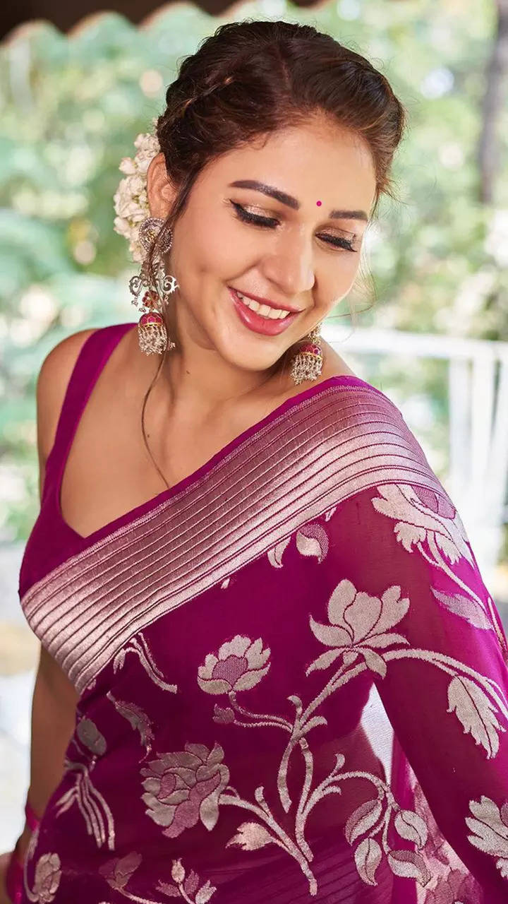 Diwali 2023 Fashion: Hina Khan Radiates Elegance in Saree Paired With  Printed Blouse and Choker Neckpiece (View Pics) | 👗 LatestLY