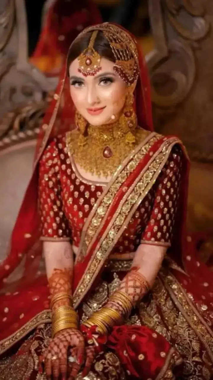 Gorgeous bridal maroon lehenga with dazzling jewellery for wedding  #wedmegood #wedding #lehenga #l… | Bridal lehenga red, Indian bridal lehenga,  Indian bridal dress