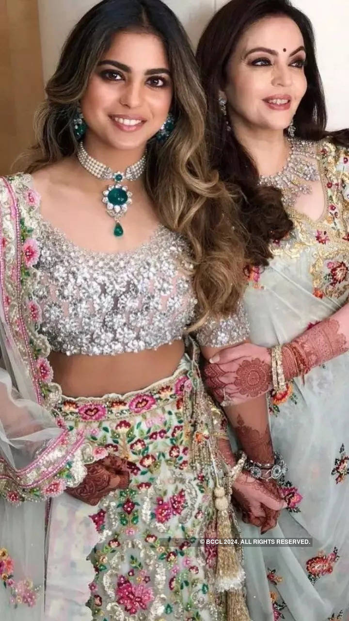Alia Bhatt at Isha Ambani's wedding : r/BollywoodFashion