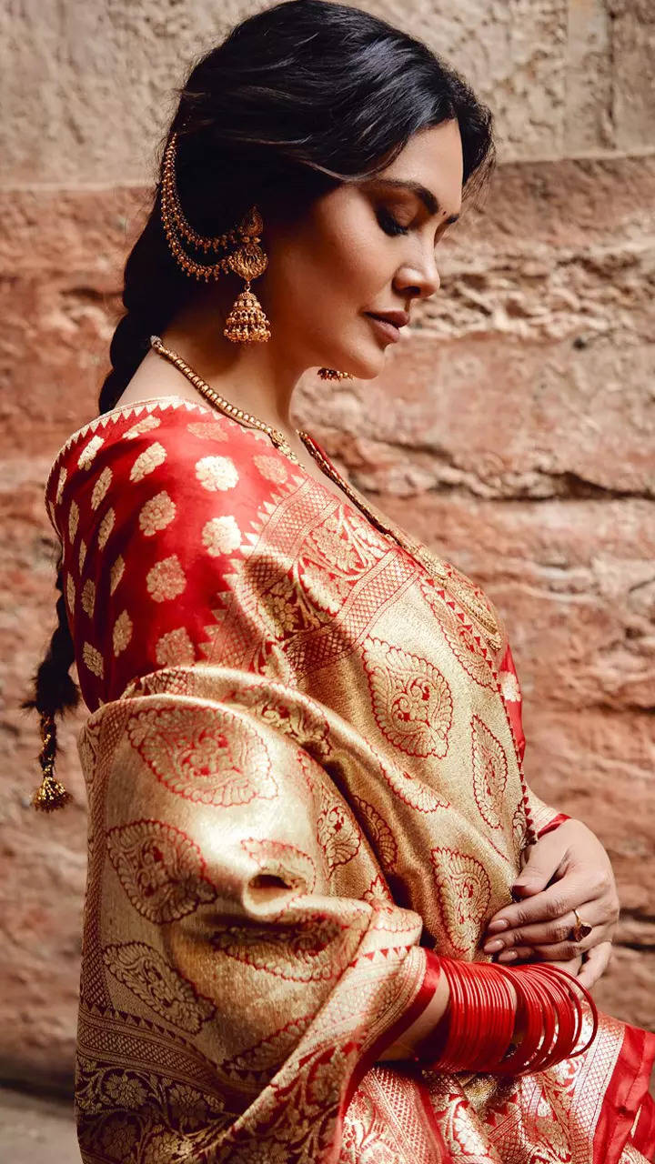 Esha Gupta serves regal elegance in a red Banarasi saree | Times of India