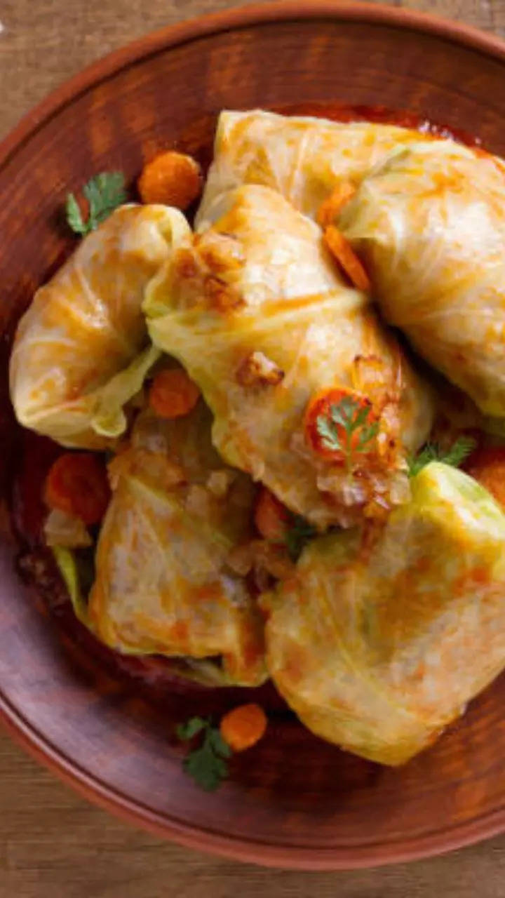 ​Cabbage Roll Up Jhol Momos: A Low Carb Healthy Evening Snacks 