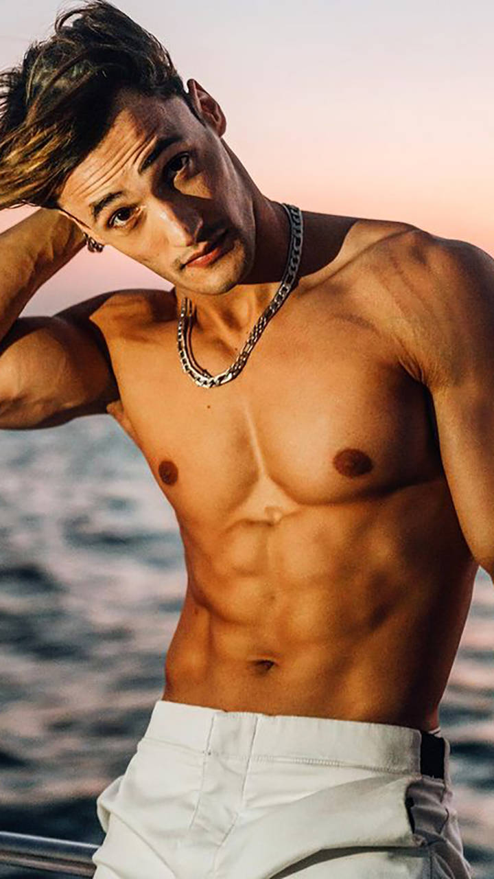 Ripped, toned & lean, Asim Riaz draws attention