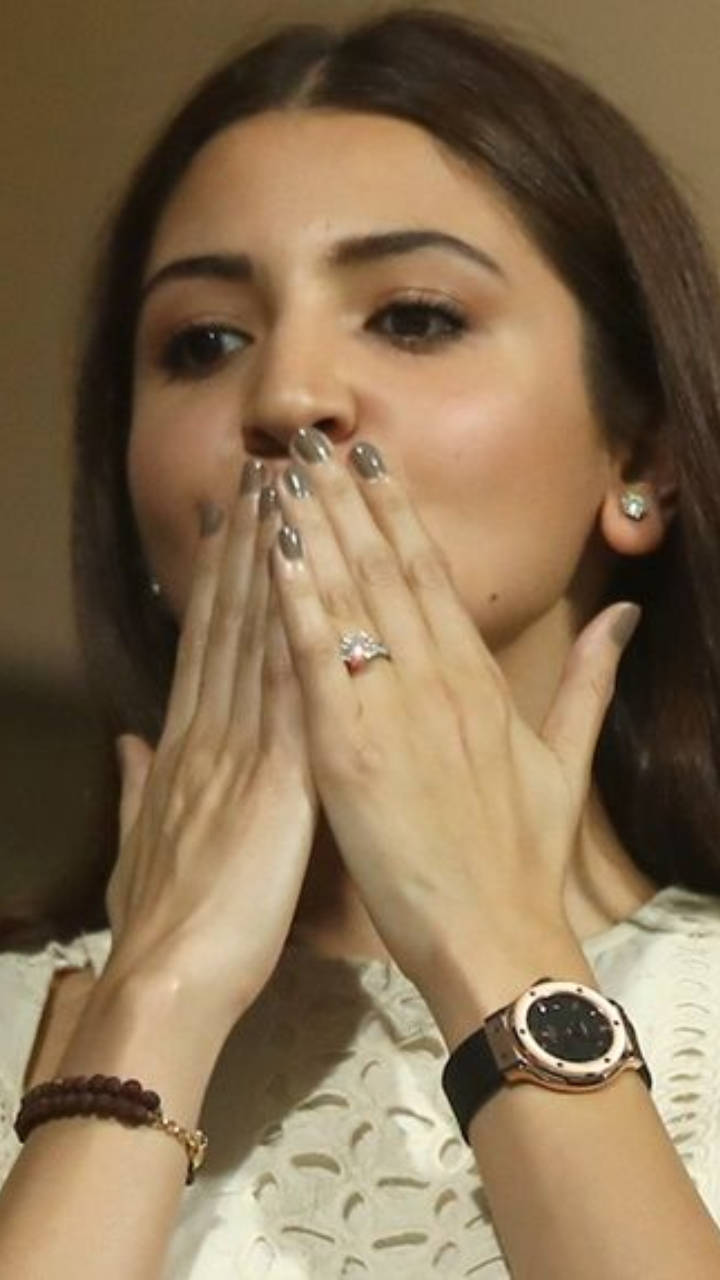 Anushka Sharma's latest selfie goes viral, but it's her super costly Rolex  watch that has netizens' attention