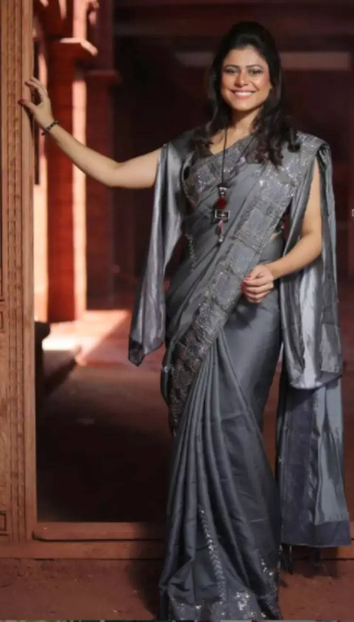 Disha Patani is an ocean of elegance in this shimmering silver saree