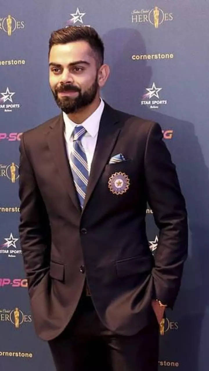 ViratGang - Virat Kohli looks 🔥 as he poses for a click with fan in his  Gucci jacket! 🔝 | Facebook