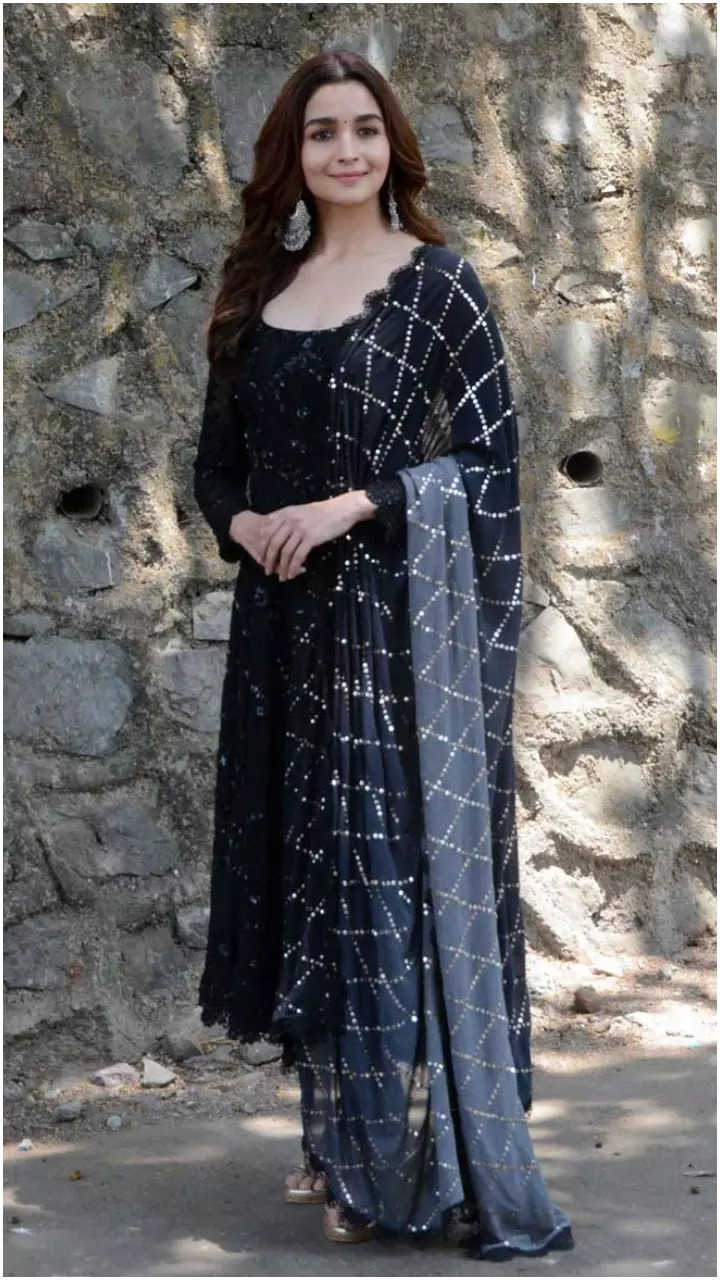 Alia Bhatt looks bewitching in her black and gold traditional attire – See  pics | Hindi Movie News - Times of India