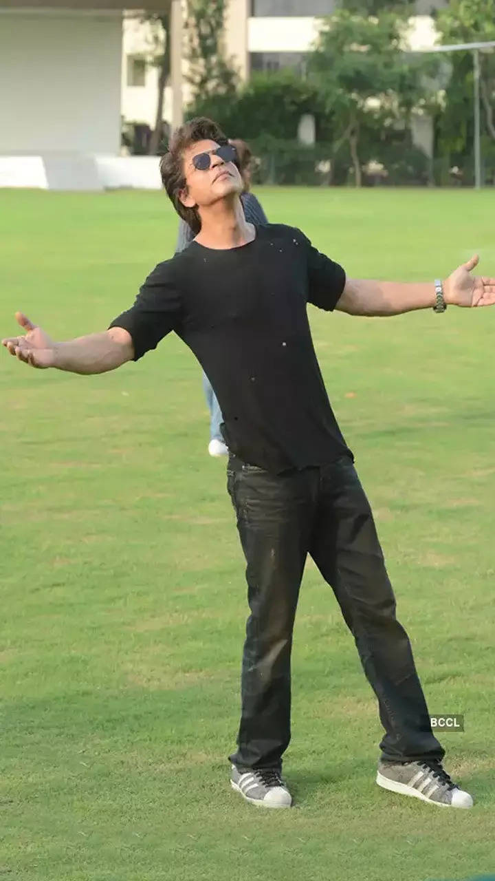 'Badshah of Bollywood' SRK greets fans outside Mannat with his signature  pose on his 58th birthday a