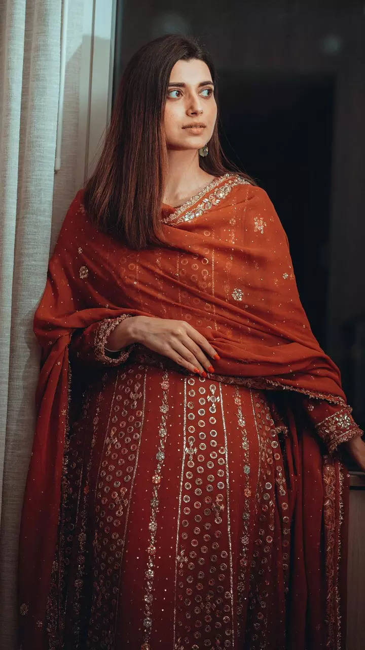 Punjabi actress Nimrat Khaira shares beautiful pictures in orange suit | Nimrat  Khaira Desi Look: निमरत खैरा ने ऑरेंज सूट में बिखेरे हुस्न के जलवे, सादगी  ने जीता फैन्स का दिल