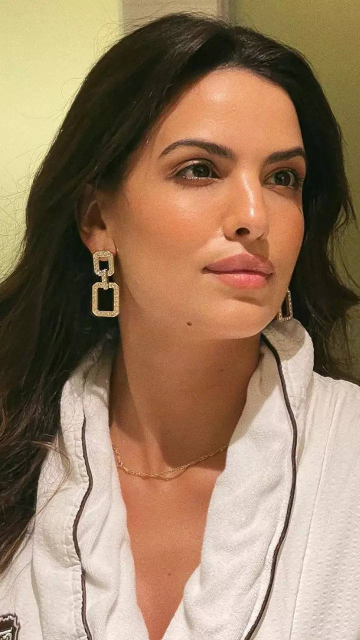 i want to buy a #hardikpandya 🏏 style diamond earring #हार्दिकपंड्या जैसी  हीरे की कान की बाली 3.5ct lab grown princess cut/sq shape diamond set in  18kt... | By Allyours jewelsFacebook