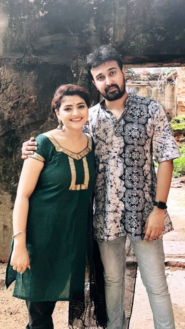 These photos of Aindrila Sharma and Sabyasachi Chowdhury will melt your  heart | Times of India