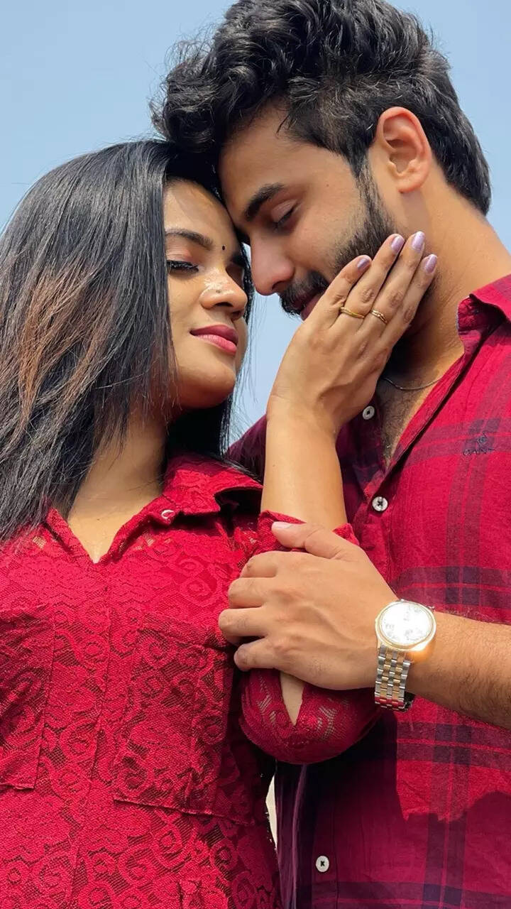 Lovey-dovey pics of TV couple Rahul-Aswathy | Times of India