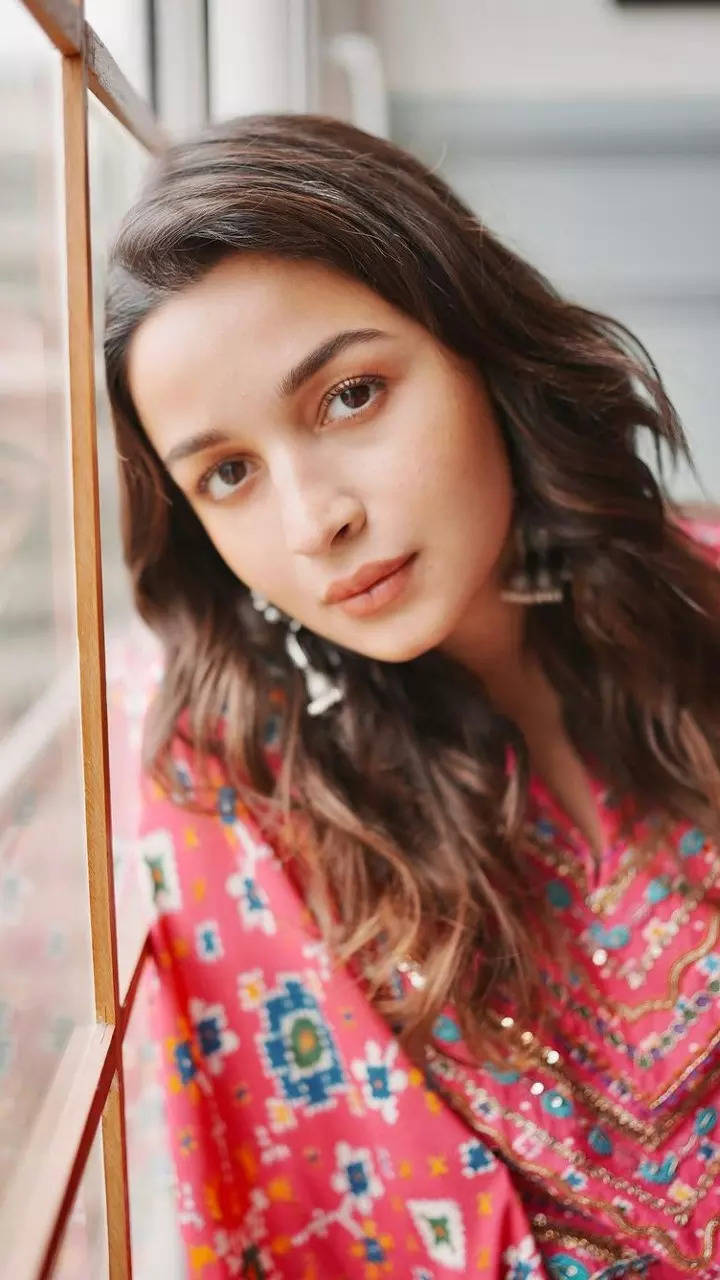 Alia Bhatt opts for simple no-makeup look and a breezy outfit as