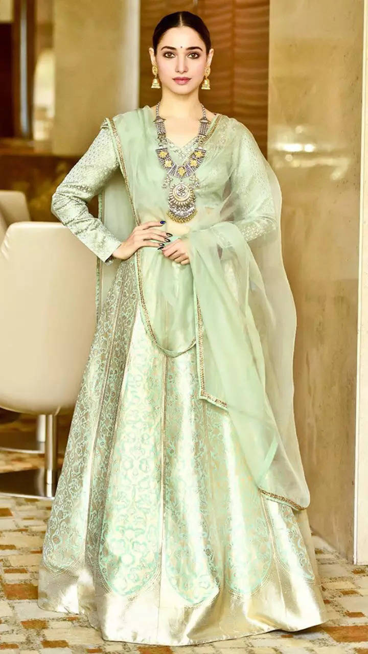 RAH Tribe | Kareena Kapoor Khan in a smokey gold tulle and silk lehenga for  the anniversary … | Bridal lehenga, Kareena kapoor wedding dress, Kareena  kapoor wedding