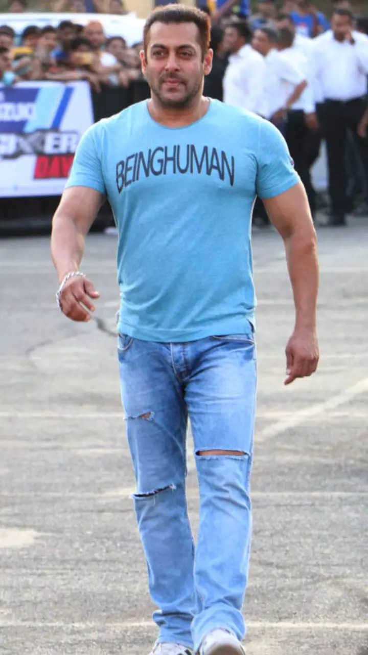 Shah Rukh to sport a 'Being Human' shirt for Salman Khan?