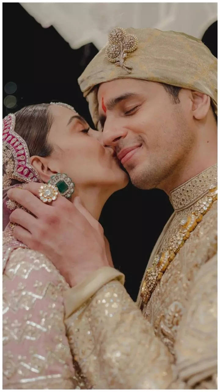 Kiara Advani Wedding Photos, Sidharth Malhotra Marriage Images, Pictures &  Wallpapers: Kiara Advani and Sidharth Malhotra's romantic moments from  their fairytale wedding