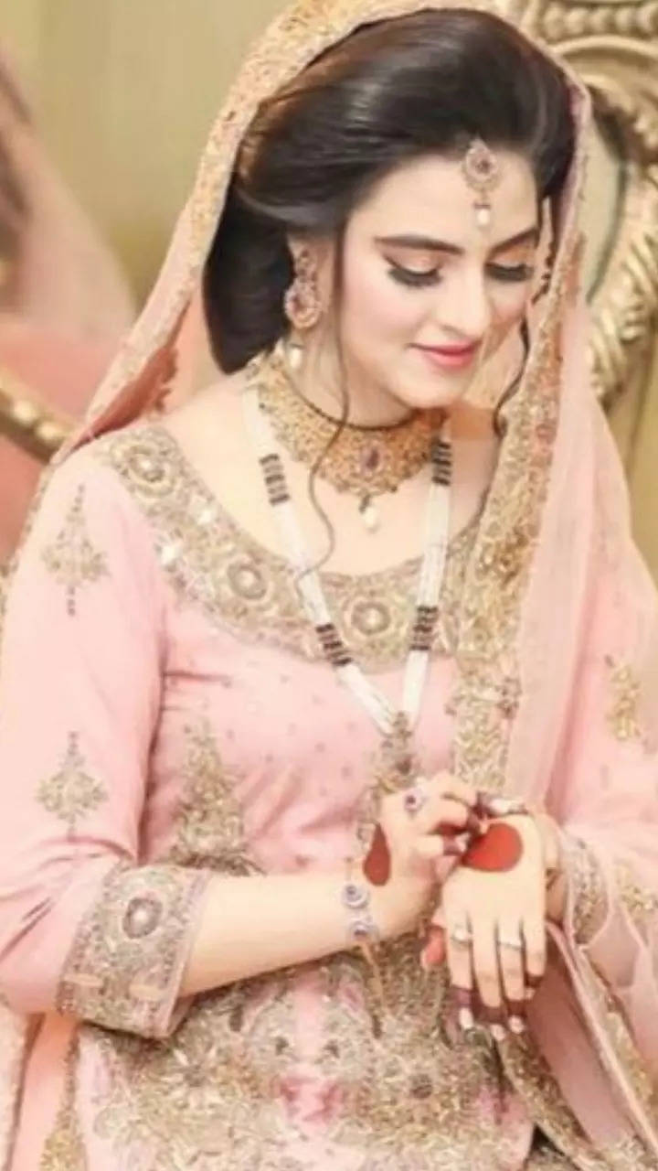 This Bride Flaunted Unique Diamond Jewellery With Her Magenta Sabyasachi  Lehenga Worth Rs 4 Lakhs