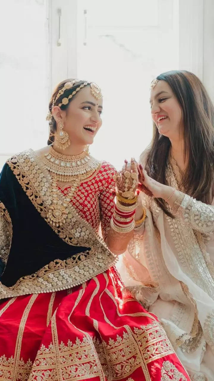 Meet the golden bride @aishwaryabakshi ❤ Swipe to have a closer look at  deets. ( Her bridal look , kaleeras, nail art , chura , bridal… | Instagram