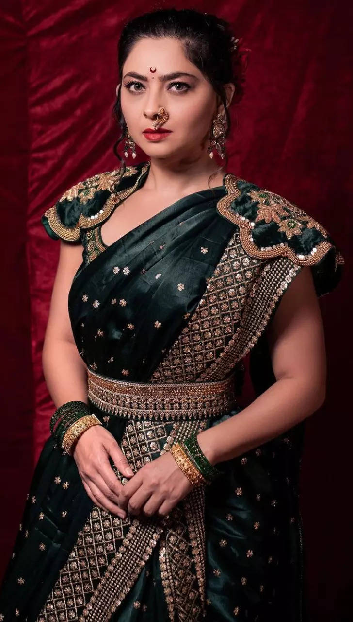 Sonalee Kulkarni's beautiful photoshoot in green Nauvari saree ...