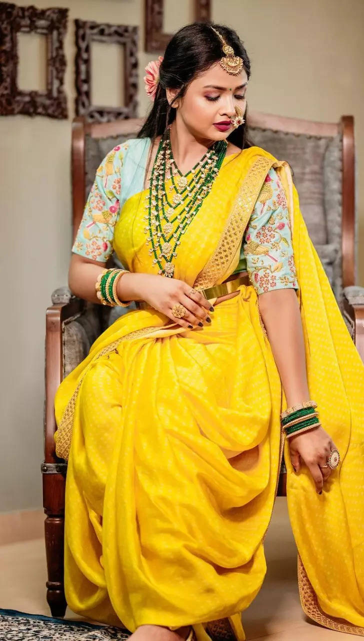 Beautiful Indian Marathi bride in traditional nauvari saree and jewelry.  Looking at camera Stock Photo - Alamy