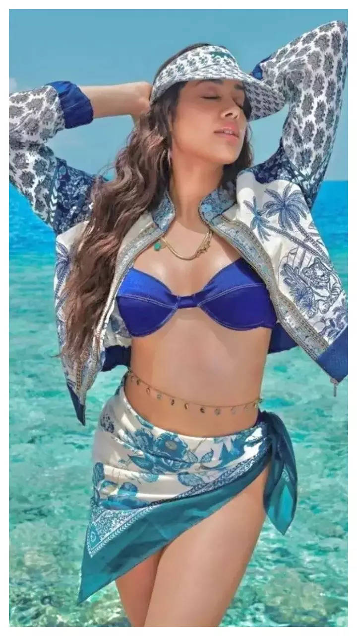 Janhvi Kapoor jazzes up beach look in ₹3k bikini top and leopard
