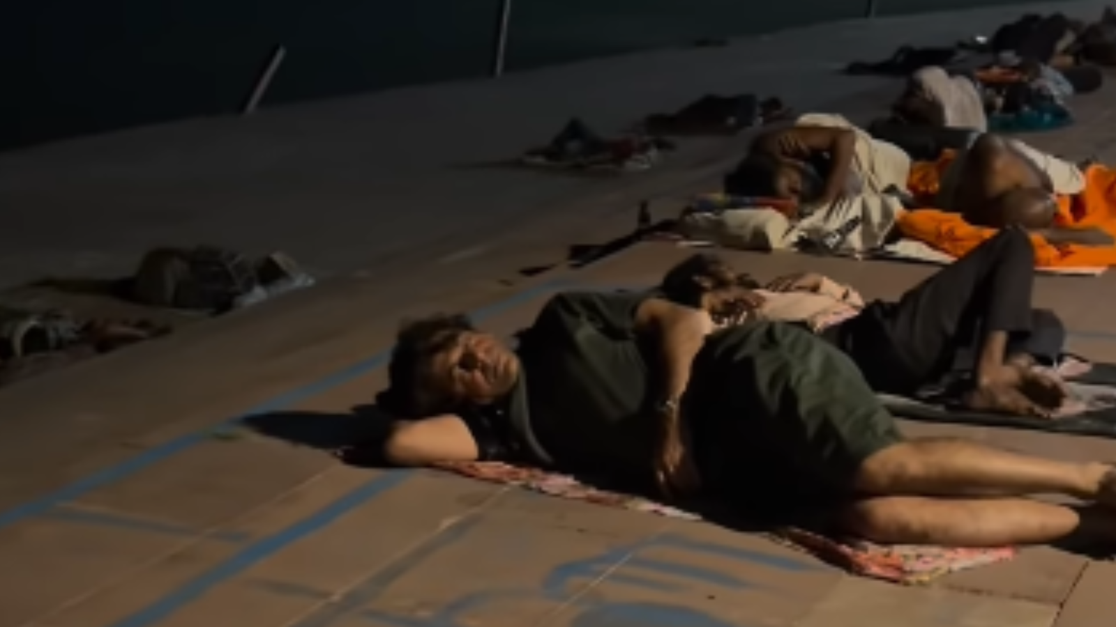 Winning Hearts: Why Sunil Grover’s Viral Video of Sleeping on a Pavement is Going Viral