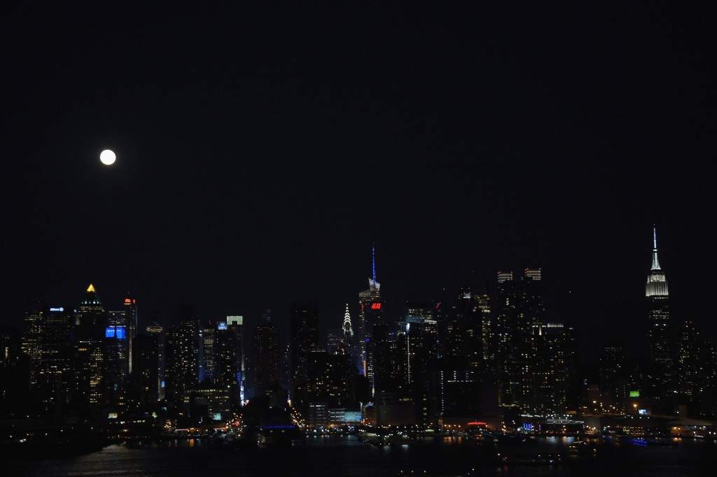 A supermoon hovers over New York City. (Michael Loccisano/Getty Images/AFP)