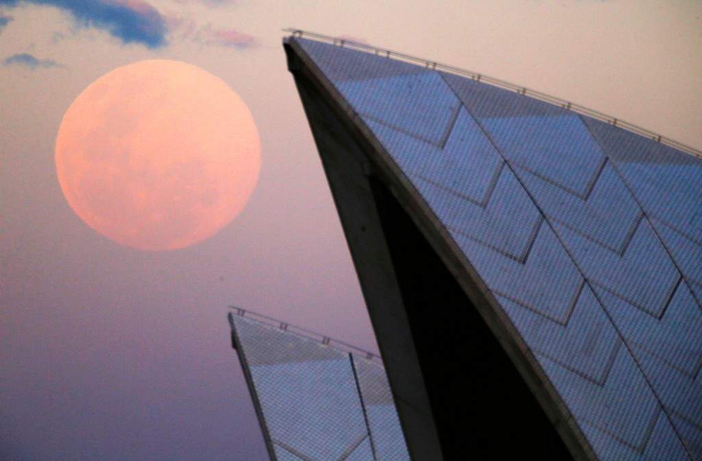 A supermoon rises behind the roof of the Sydney Opera House. (REUTERS/David Gray)