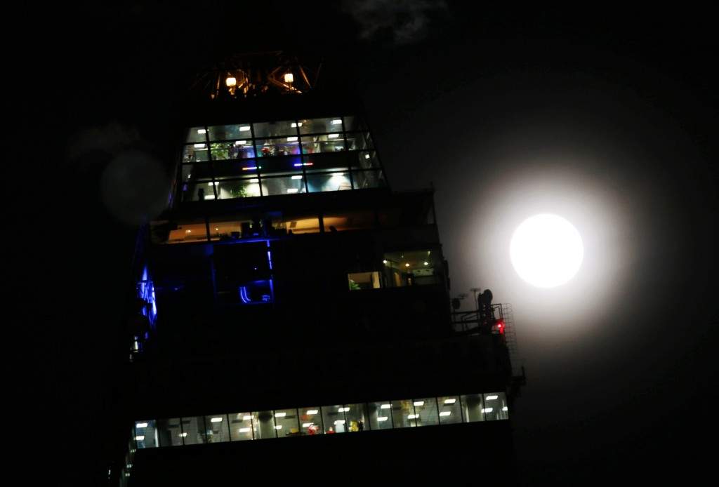 A supermoon rises over the Tower Latinoamericana in Mexico City. (REUTERS/Henry Romero)
