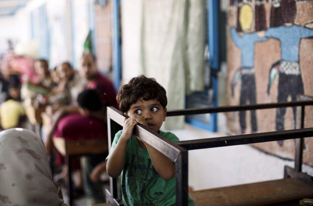 A displaced Palestinian child takes shelter at the Abu Hussien UN school in the Jabalia refugee camp in the northern Gaza Strip after the area was hit earlier in the morning by Israeli shelling on July 30, 2014. (AFP PHOTO / MAHMUD HAMS)