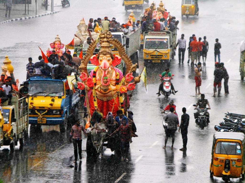 Devotees transport idols of the Lord Ganesh as it rains in Chennai. (REUTERS/Babu) 