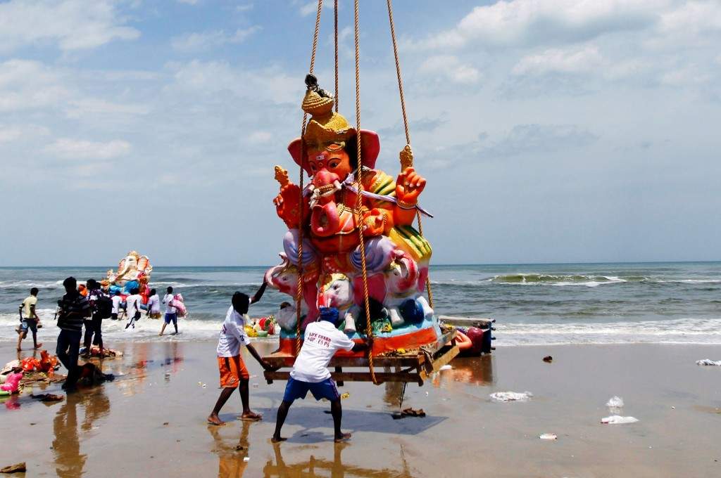 Fishermen lower an idol of the Lord Ganesh in Chennai. (REUTERS/Babu)