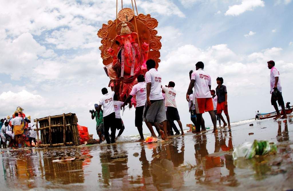 Fishermen carry idols of the Lord Ganesh into the Bay of Bengal for its immersion during the ten-day-long Ganesh Chaturthi festival. (REUTERS/Babu)