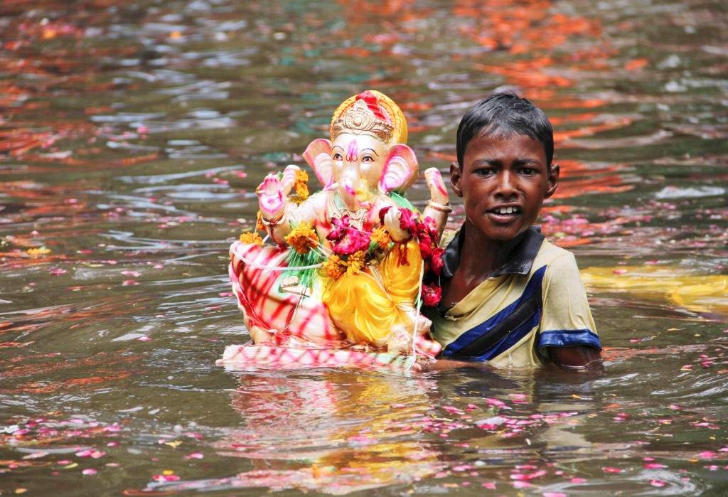 A boy carries an idol of the Lord Ganesh at Ajmer in Rajasthan. (REUTERS/Himanshu Sharma)