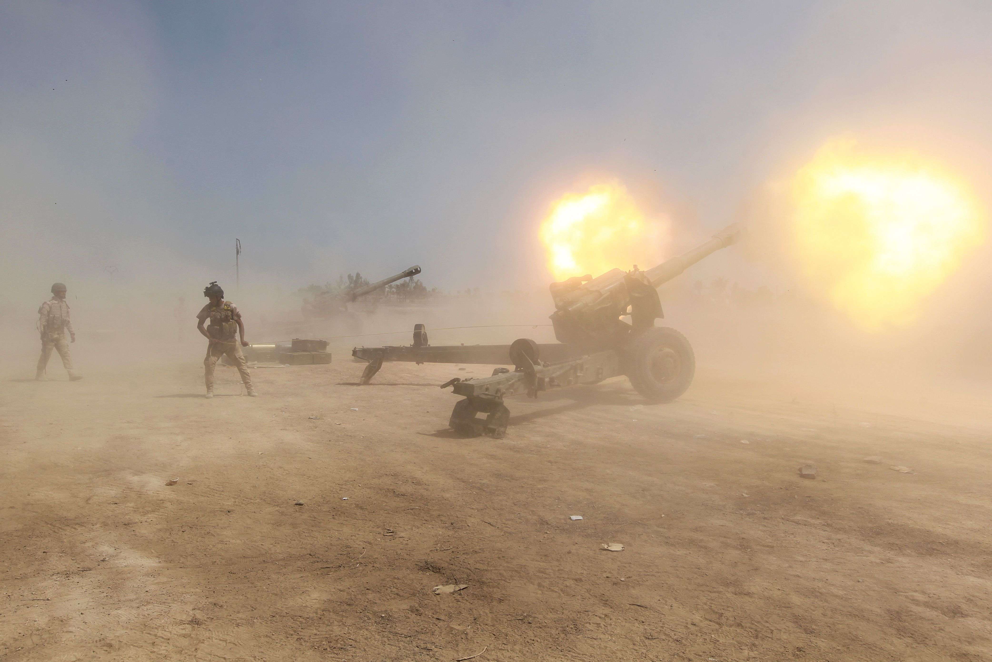 Iraqi forces fire artillery towards Islamic State (IS) group positions in the Garma district, west of the Iraqi capital Baghdad, where pro-government forces say they have recently made advances on areas held by Islamist jihadists. (AFP PHOTO/AHMAD AL-RUBAYE)