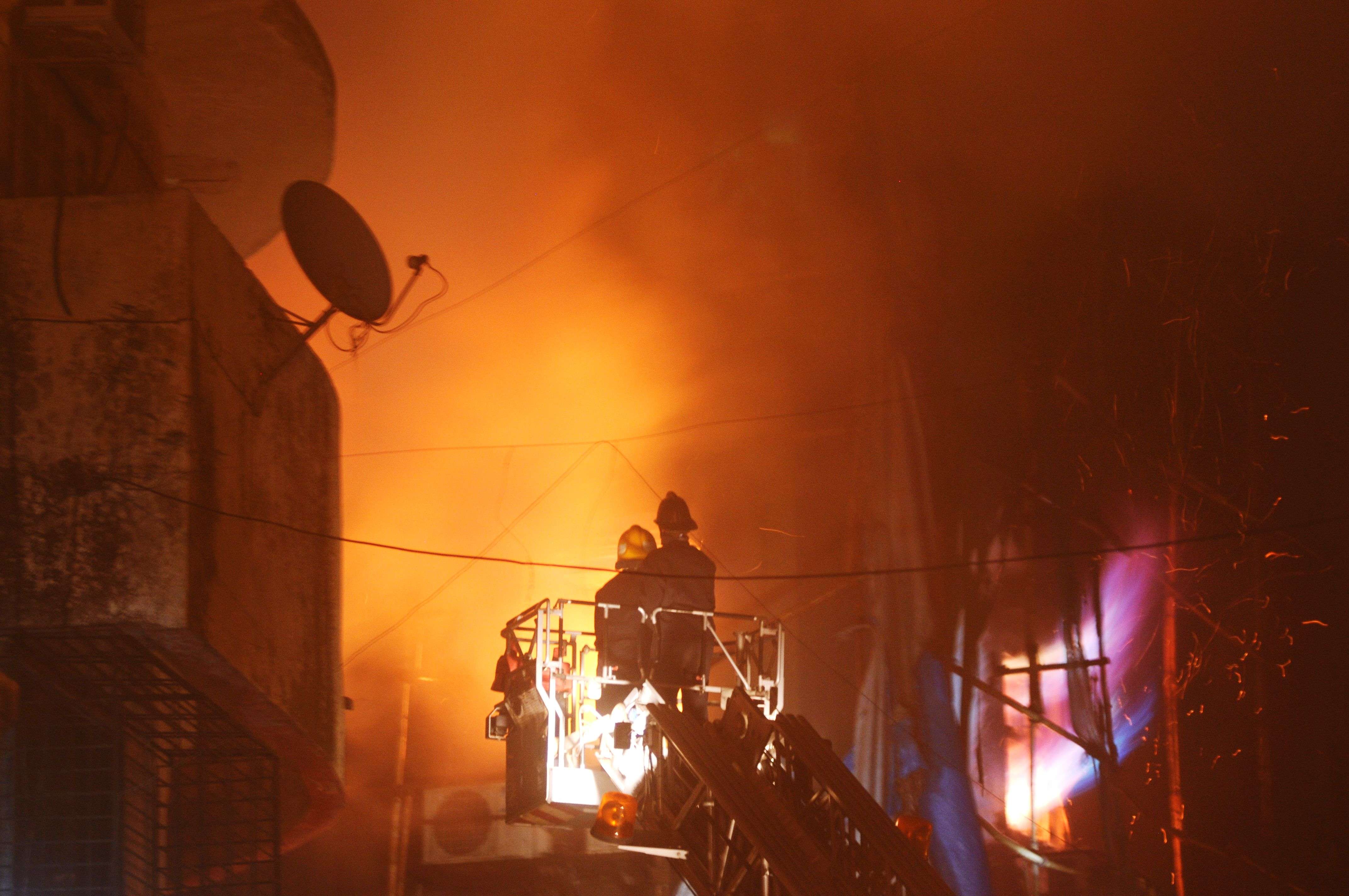 Mejor Fire in Gokul Niwas building at kalbadevi in Mumbai.