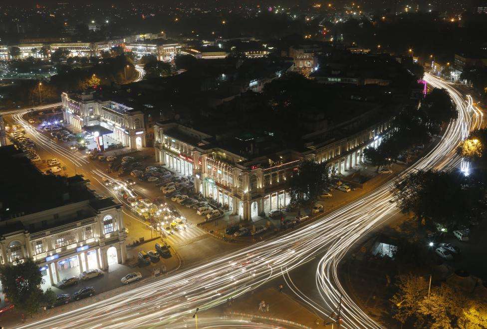 Vehicles move along New Delhi's Connaught Place during evening hours. (REUTERS/Anindito Mukherjee/Files)