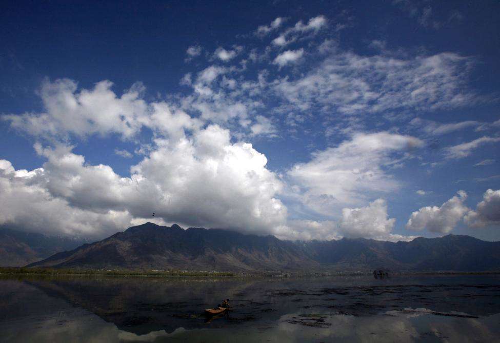 A Kashimiri fisherman catches fish in Dal Lake on a sunny day after nearly one week of rains in Srinigar. (REUTERS/Fayaz Kabli/Files)