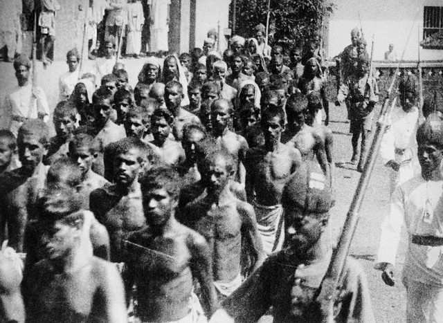 Captured Mappila rebels with British troops (Picture: Wikipedia)