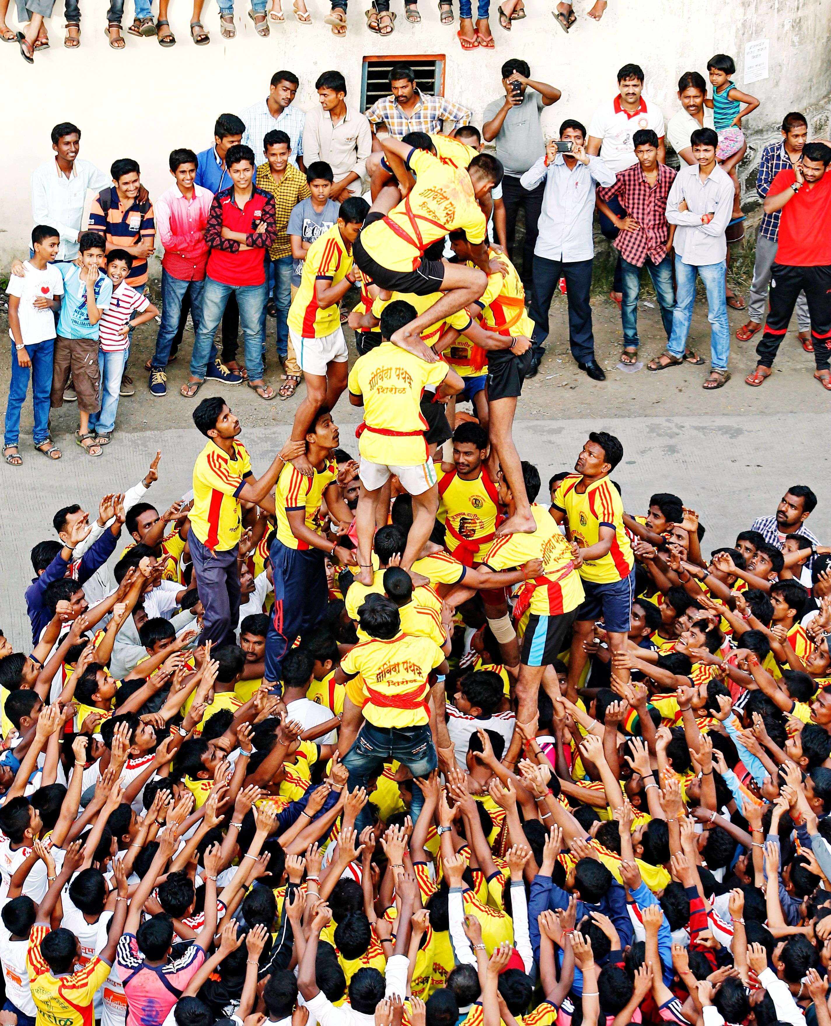 Dahi-handi mandals across the city participated in breaking dahi-handi (curd-pot) suspended in the air while celebrating Janmashtami in Kolhapur on Sunday. The Hindu festival of 'Janmashtami', marks the birth of Lord Krishna TOI photo by Ashish Shankar. Kolhapur. 06-09-2015