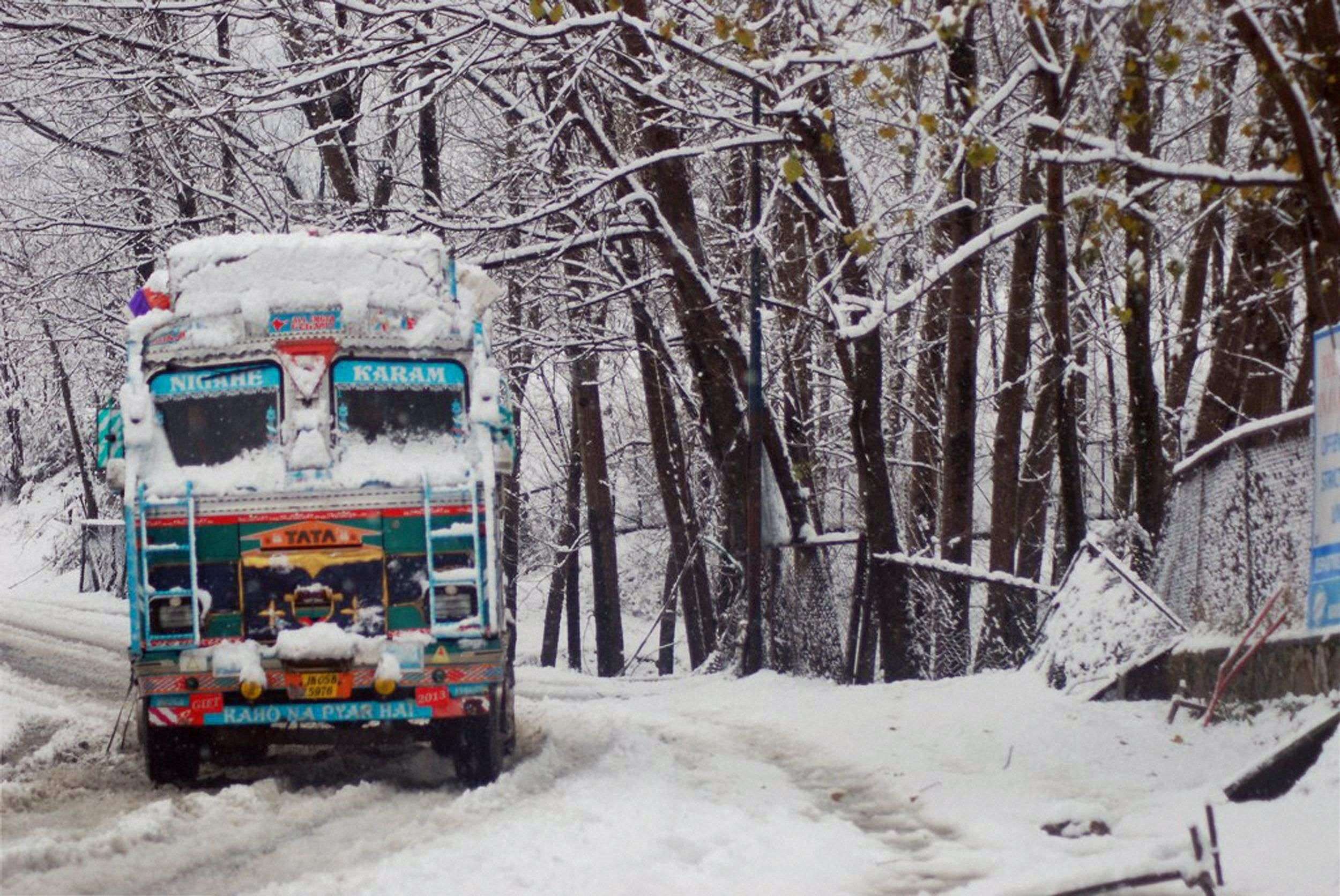 Qazigund: A truck stranding on snow-covered Srinagar-Jammu National Highway near Lower Monda in Qazigund. (Photo courtesy: PTI)