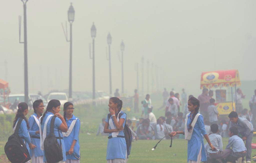 Air pollution level rises high as thick smog envelops Delhi, on Saturday. --- Piyal Bhattacharjee