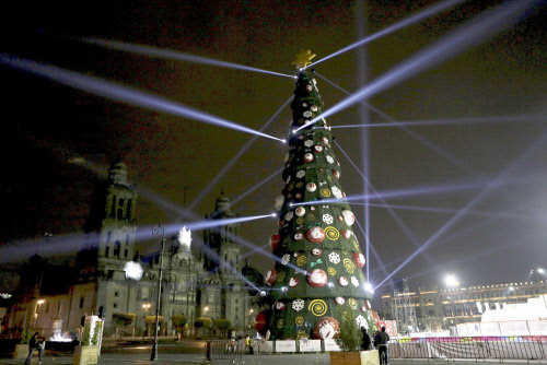 The decorated Christmas tree in front of the Palacio Nacional in Zocalo Square, Mexico City (Photo Courtesy: Henry Romero / Reuters)
