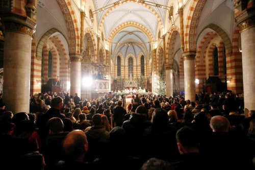 Bosnian catholic worshipers in church (Photo Courtesy: Amel Emric / AP) 