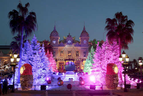 Christmas tree decorated near the Monte Carlo Casino (Photo Courtesy: Monaco Eric Gaillard / Reuters )