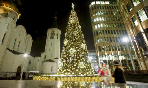 Decorated Christmas tree in central Moscow, Russia (Photo Courtesy: Maxim Shemetov/ Reuters)