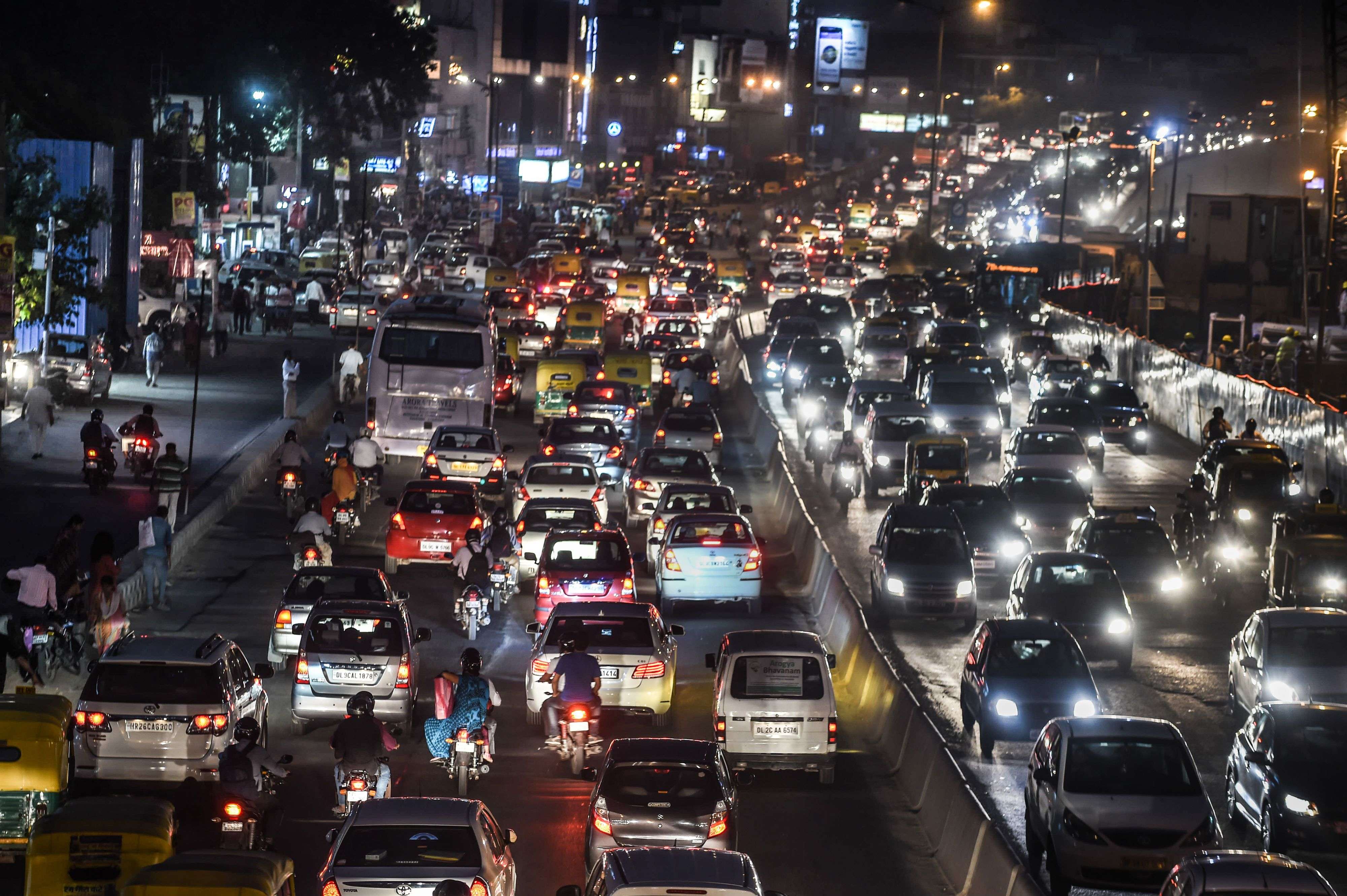 (FILES) In this photograph taken on October 15, 2015, a stream of cars backs up on an exit to a highway in New Delhi.  India's top court December 16, 2015 imposed a temporary ban on new diesel-guzzling SUVs and other luxury cars in New Delhi in an attempt to clean up the world's most polluted capital.  AFP PHOTO / ROBERTO SCHMIDT / FILES
