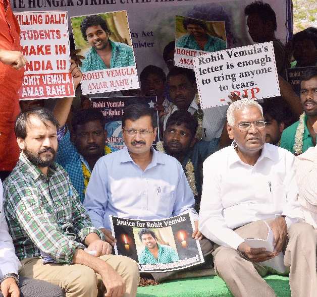 Hyderabad: Delhi Chief Minister Arvind Kejriwal with party leader Ashish Khetan and CPI leader D Raja at Hyderabad Central University, where students have been protesting after dalit student Rohith Vemula's suicide, in Hyderabad on Thursday. PTI Photo (PTI1_21_2016_000214A)