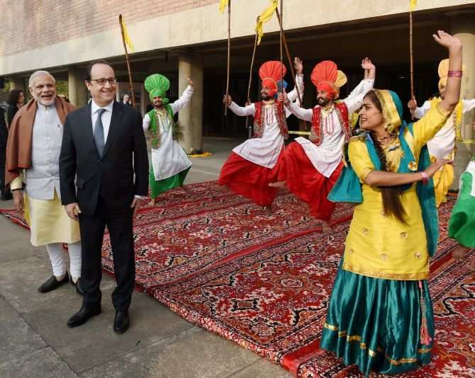Chandigarh: Prime Minister Narendra Modi and French President Francois Hollande watching a folk dancers' performance at Government Museum & Art Gallery in  Chandigarh on Sunday. PTI Photo by Manvender Vashist (PTI1_24_2016_000231B)