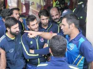 Dhoni giving tips to the Jammu & Kashmir team in the Vijay Hazare tournament 